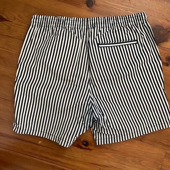 H&M navy and white striped shorts 7” - Picture 2 of 3